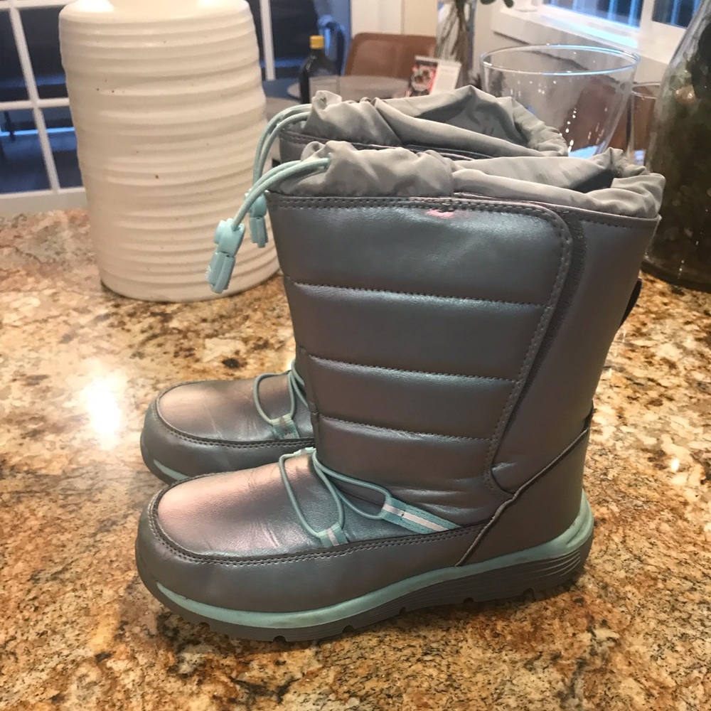 Girls Snow boots. Size big kids 4